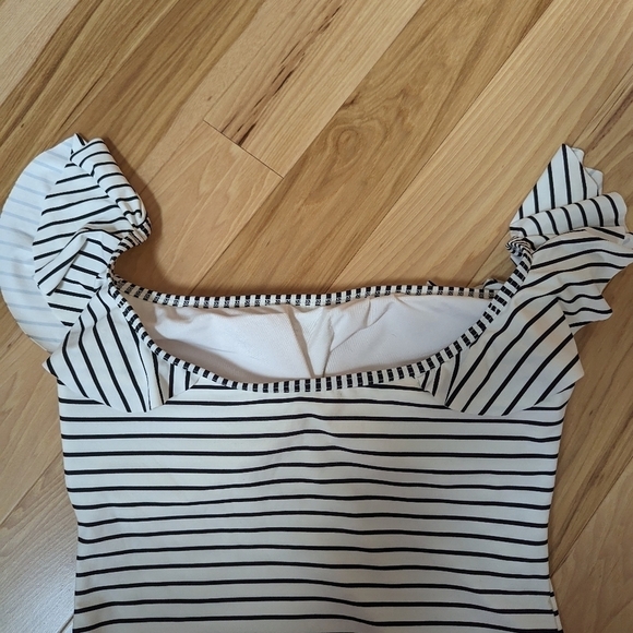 😊 Vince Camuto one piece black white striped swimsuit with ruffled straps sz 10 - Picture 8 of 9